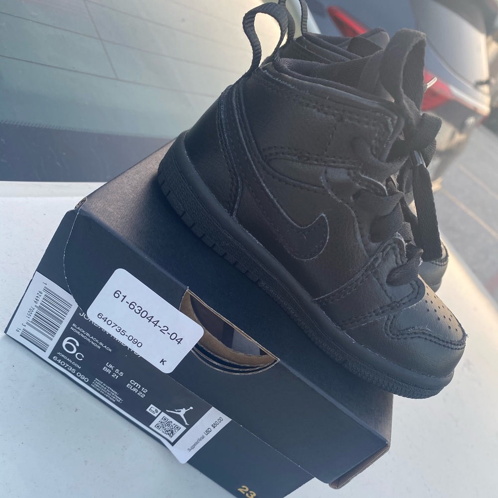 Jordan 1 Mid Triple Black